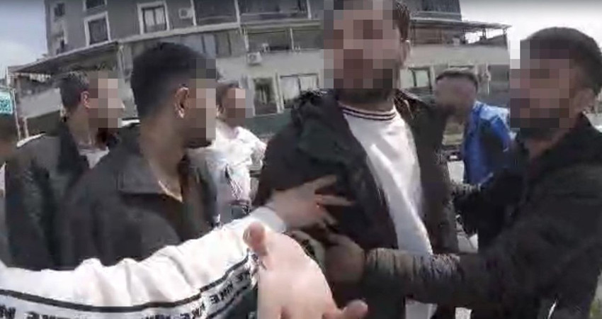 Trafik magandalarının akılalmaz kavgası kamerada: Tek suçu korna çalmaktı! - Resim: 2