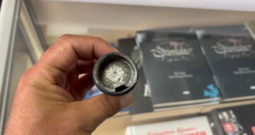 İnternetten satın aldığı mikrofonun içinden çıkanı görünce ne yapacağını şaşırdı - Resim: 2