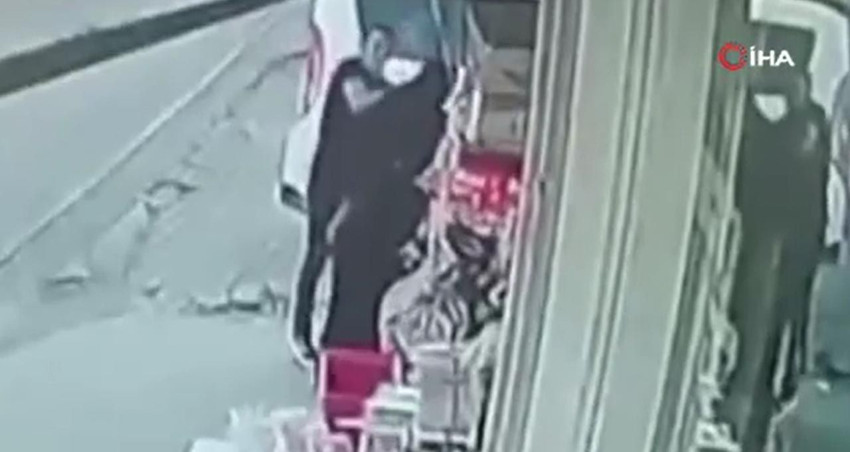 Yine boşanma aşamasında bir cani: İstanbul'da sokak ortasında kadına şiddet kamerada - Resim: 4