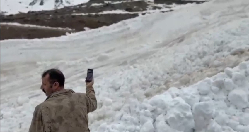 Dev çığ dağdan böyle koptu... Beyaz felaket saniye saniye kamerada! - Resim: 2