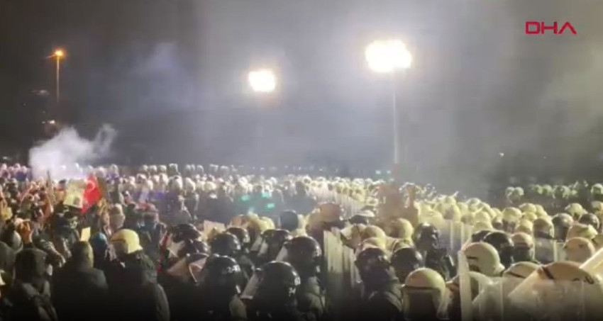 Bozdoğan Kemeri'nde polis müdahalesi: Bir yanda meşaleler diğer yanda biber gazı - Resim: 4