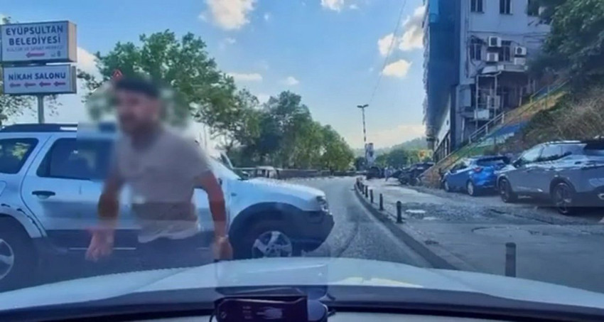 Trafik magandası kamerada! Tartıştığı sürücünün önünü kesip, ''kafanı keserim'' diye tehdit etti! - Resim: 2