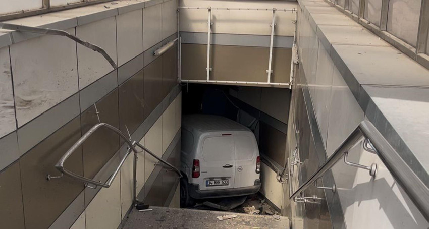 Metroda akılalmaz kaza: Aracıyla metro istasyonuna dalıp, yürüyen merdivenlere sıkıştı - Resim: 1