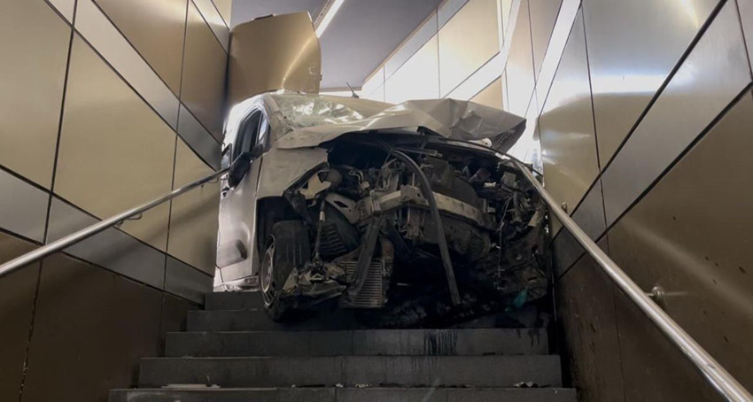 Metroda akılalmaz kaza: Aracıyla metro istasyonuna dalıp, yürüyen merdivenlere sıkıştı - Resim: 3