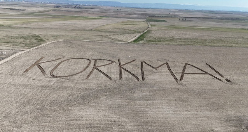 Aksaraylı çiftçiden duygulandıran adım: Tarlasını tuval gibi kullanıp Korkma yazdı! - Resim: 3