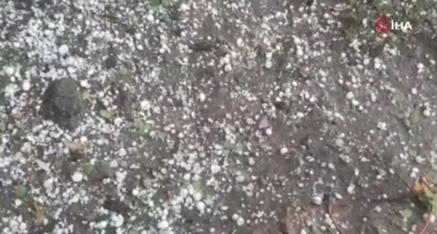 Tenis topu büyüklüğünde dolu yağdı, ortalık savaş alanına döndü - Resim: 4