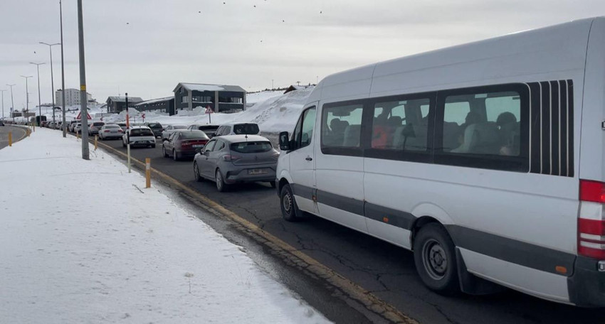 Sömestir tatiline zirvede veda: Kilometrelerce araç kuyruğu oluştu - Resim: 3