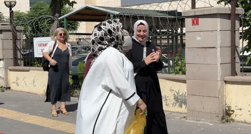 24 yıllık evliliğini bitiren kadın adliye önünde davul zurnayla halay çekti - Resim: 3