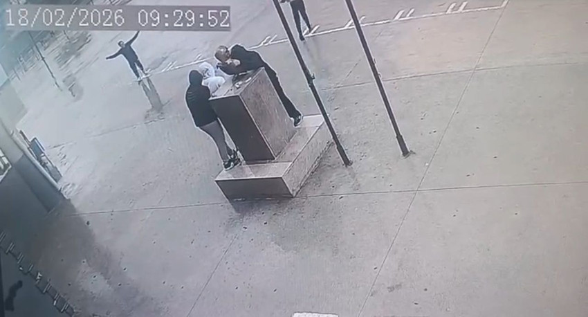 Fırtınada duygulandıran anlar: Atatürk büstü devrilmesin diye ellerini siper ettiler - Resim: 4