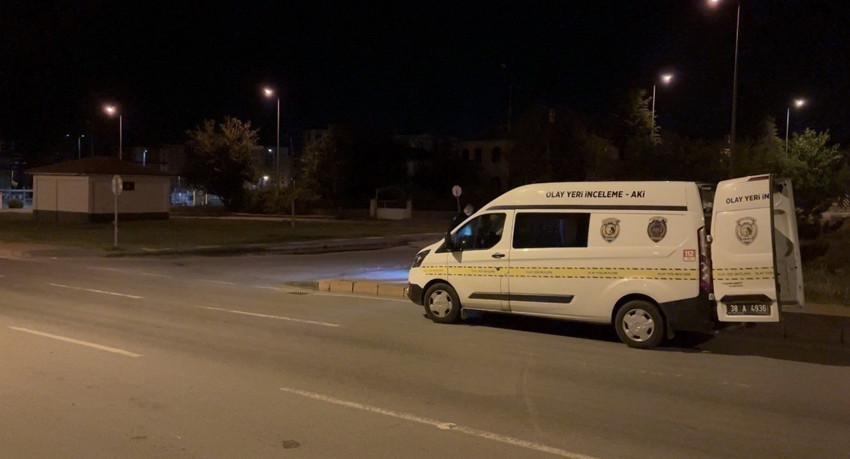 Kayseri'de trafik kazası sanılan olayın kan donduran bir cinayet olduğu ortaya çıktı. 22 yaşındaki S.Ö., ablasından 4 yıl önce boşanan eski eniştesi S.C.'u otomobille kasten ezerek öldürdü. Cinayet Büro'nun kamera incelemelerinde aracın S.C.'nin üzerinden bilerek geçtiği tespit edildi.