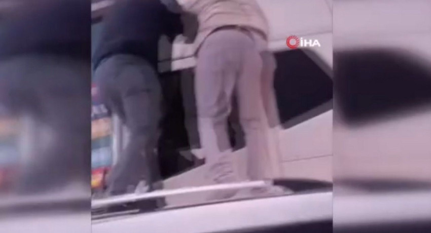 İstanbul trafiğinde ''yok artık'' dedirten magandalık: Aracın tavanına çıkıp darp ettiler - Resim: 3