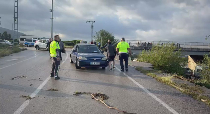 Yağmur felakete dönüştü: Hortum oluştu, heyelan oldu, okullar tatil edildi, yaşam alt üst oldu - Resim: 4