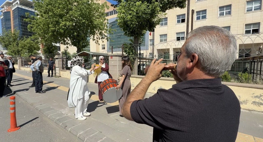 24 yıllık evliliğini bitiren kadın adliye önünde davul zurnayla halay çekti - Resim: 4