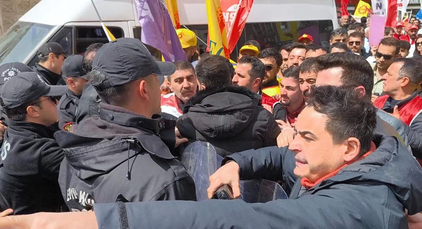 1 Mayıs yürüyüşünde işçiler ile polis arasında arbede - Resim: 1