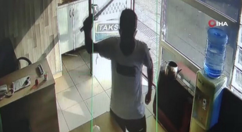 Bir gözü dönmüş psikopat dehşeti daha: Kılıçla taksi durağını basıp dehşet saçtı! - Resim: 4