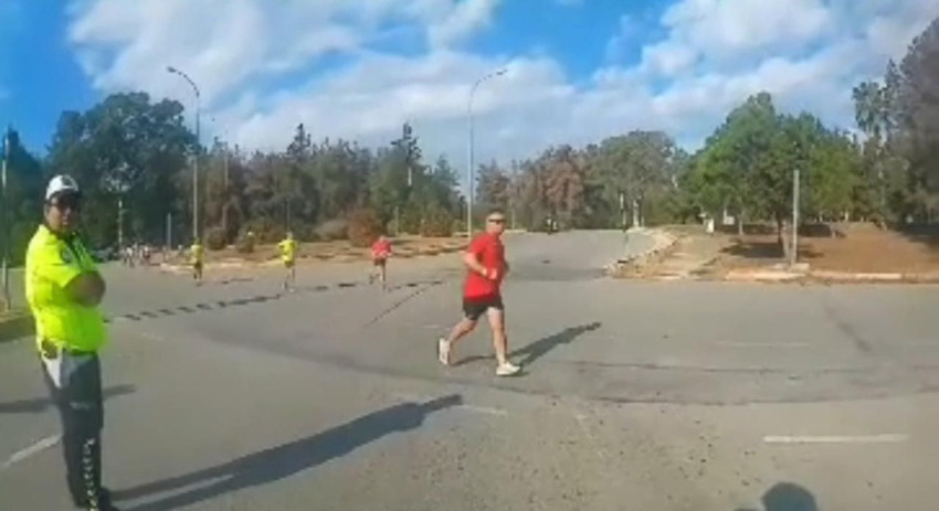 Kamera şakası gibi olay: Yolun kapatılmasına sinirlenen sürücüler, koşucuları tartakladı - Resim: 3