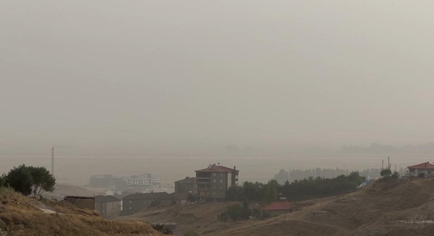 Çöl tozu bir ilçeyi esir aldı! Göz gözü görmüyor - Resim: 2
