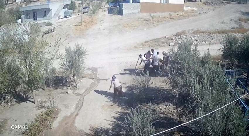 Akraba dehşeti saniye saniye kamerada: Bayıltana kadar dövüp, kafasını taşla ezmeye çalıştılar - Resim: 1