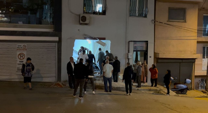 Daha önce bir greyder ve bir otobüsün çarptığı eve şimdi de kamyonet girdi - Resim: 3