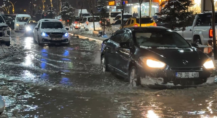 Sağanak yağışlar Hakkari'yi yuttu; caddeler sular altında kaldı, otomobiller adeta suda yüzdü - Resim: 3