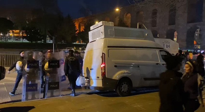 Saraçhane'de göstericilerle polis yine karşı karşıya: Gözaltılar var! - Resim: 2