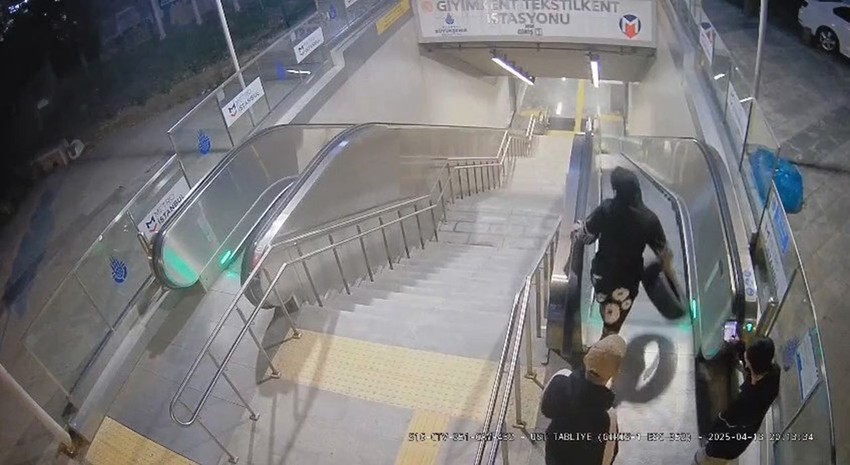 İstanbul Metrosu'nda skandal görüntü: Tepkiler çığ oldu - Resim: 4