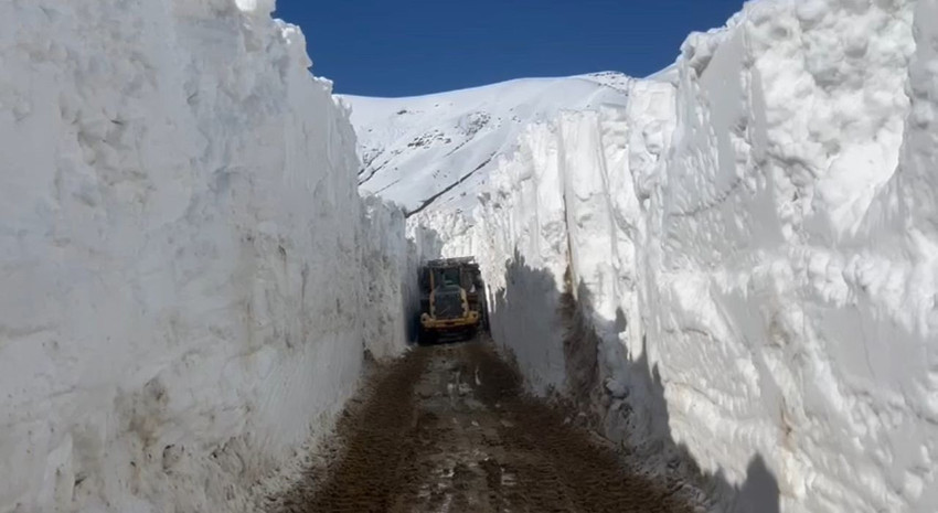 Kış bitmek bilmedi, Nisan ayında 6 metrelik kar tünelleri görenleri şaşkına çevirdi! - Resim: 2