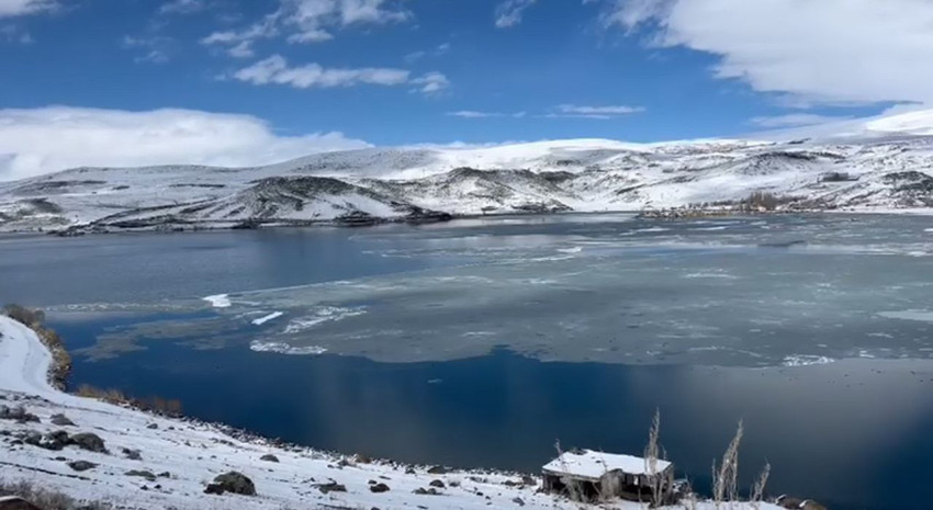 Türkiye'nin dev buz gölünde erime başladı; bu manzara görenleri büyüledi! - Resim: 3