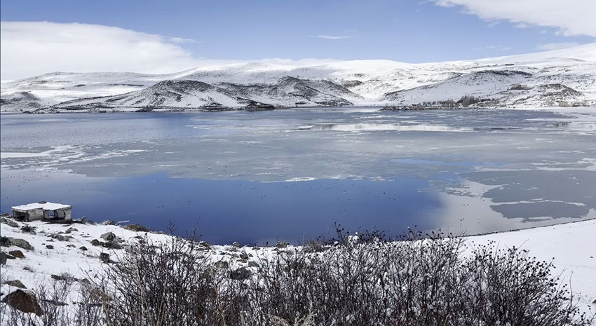 Türkiye'nin dev buz gölünde erime başladı; bu manzara görenleri büyüledi! - Resim: 4