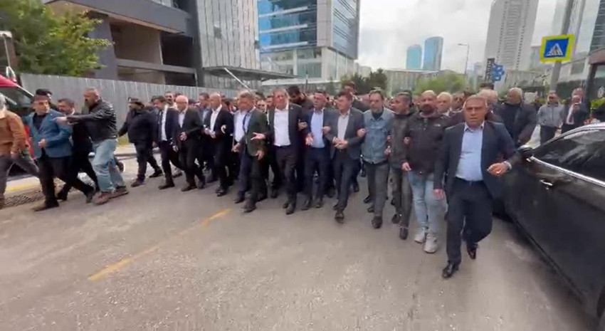 CHP Genel Merkezi'nde tahliye gerilimi: Su şişeleri havada uçuştu! - Resim: 2
