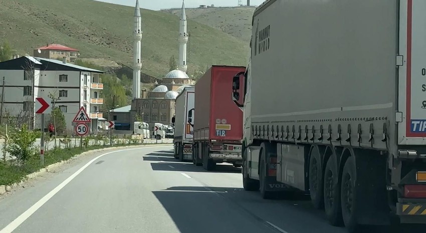 Türkiye-İran sınırında kuyruk çilesi - Resim: 2