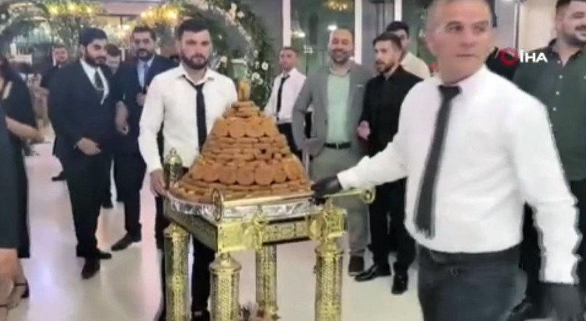 Diyarbakır'daki düğünde ilginç görüntü... Kat kat pasta ''OUT'', 21 katlı burma kadayıf ''IN'' - Resim: 3