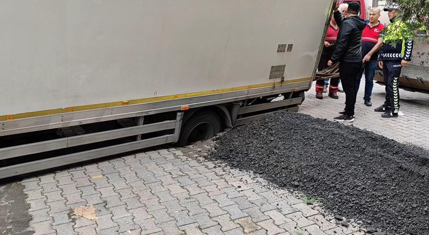 İstanbul'da yol çöktü; kamyon çukura düştü - Resim: 2