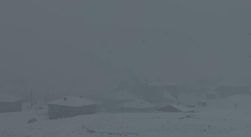 Beyaz kabus başladı: Yoğun kar yağışı uçak seferlerini durdurdu! - Resim: 2