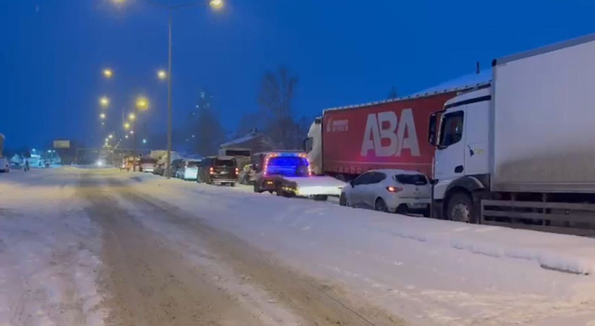 İki ilimizi birbirine bağlayan yolda tipi bastırdı araçlar yolda kaldı... - Resim: 2