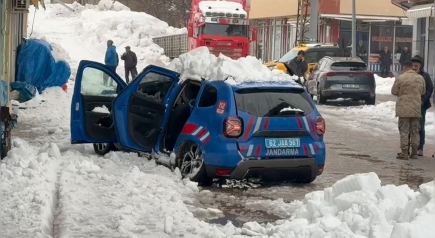 Çatıda biriken kar, jandarma aracının üzerine düştü: 2 yaralı - Resim: 4