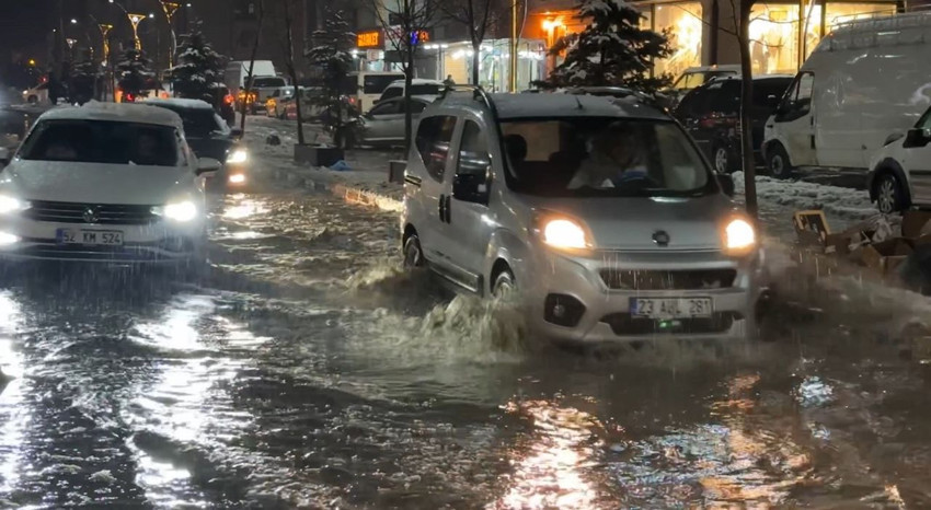 Sağanak yağışlar Hakkari'yi yuttu; caddeler sular altında kaldı, otomobiller adeta suda yüzdü - Resim: 2