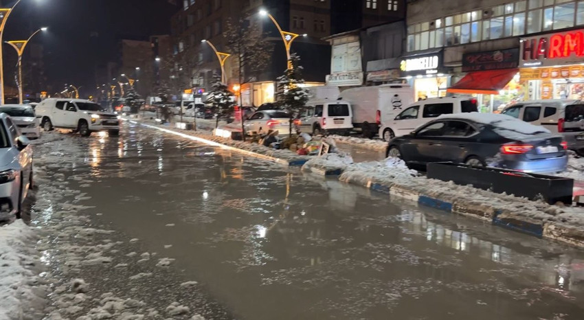Sağanak yağışlar Hakkari'yi yuttu; caddeler sular altında kaldı, otomobiller adeta suda yüzdü - Resim: 4