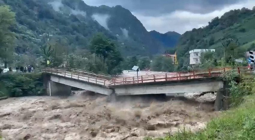 Karadeniz'i sel vurdu: Köprü yıkıldı, yollar kapandı! - Resim: 1
