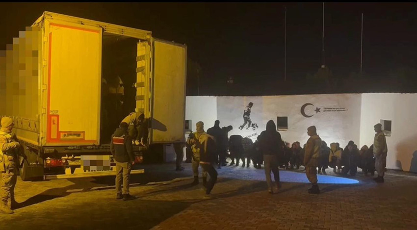 Yine Türkiye'ye sızmayı başardılar: TIR'ın içinden onlarca Afgan çıktı - Resim: 1