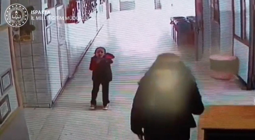 İlkokul sınıfında minik öğrencinin hayatını kadın öğretmen kurtardı - Resim: 1