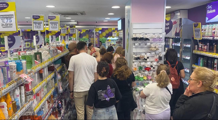 Yüzde 75 indirim yapan ünlü mağazaya hücum ettiler - Resim: 3