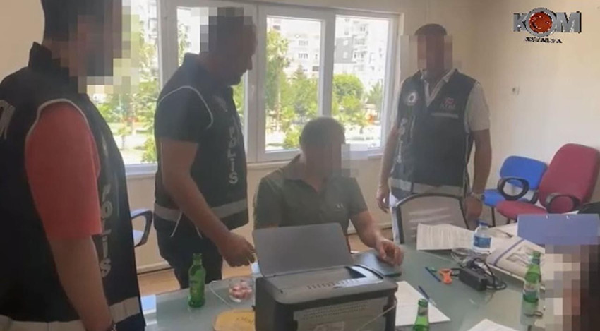 Rüşvet skandalına suçüstü! Deste deste para ele geçirildi - Resim: 1