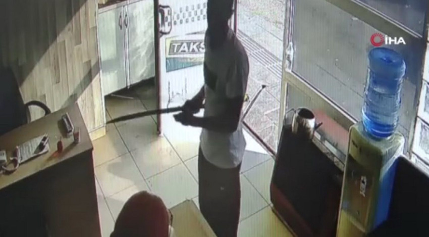 Bir gözü dönmüş psikopat dehşeti daha: Kılıçla taksi durağını basıp dehşet saçtı! - Resim: 3