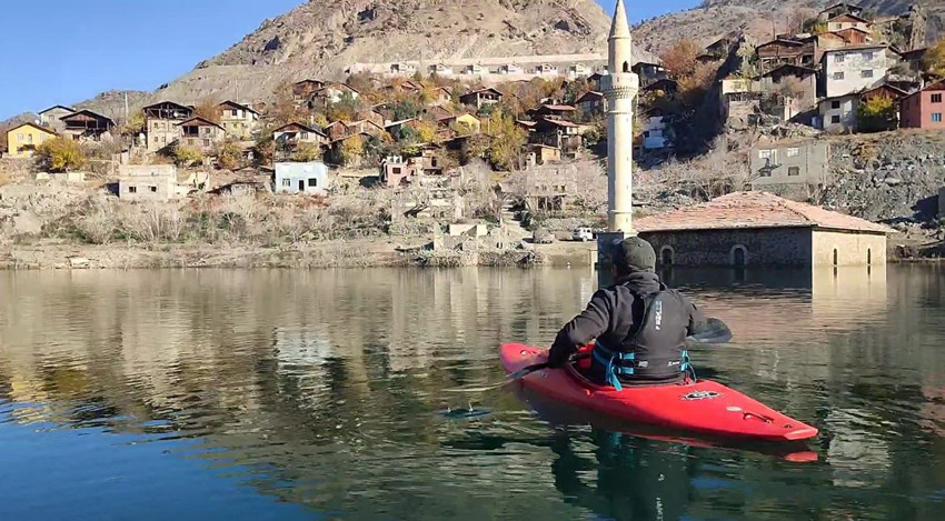 ''Türkiye'nin Atlantisi''ndeki camiye kanoyla ziyaret kamerada: Penceresinden girebildi - Resim: 3