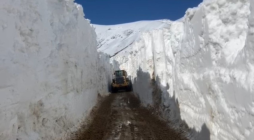 Kış bitmek bilmedi, Nisan ayında 6 metrelik kar tünelleri görenleri şaşkına çevirdi! - Resim: 3