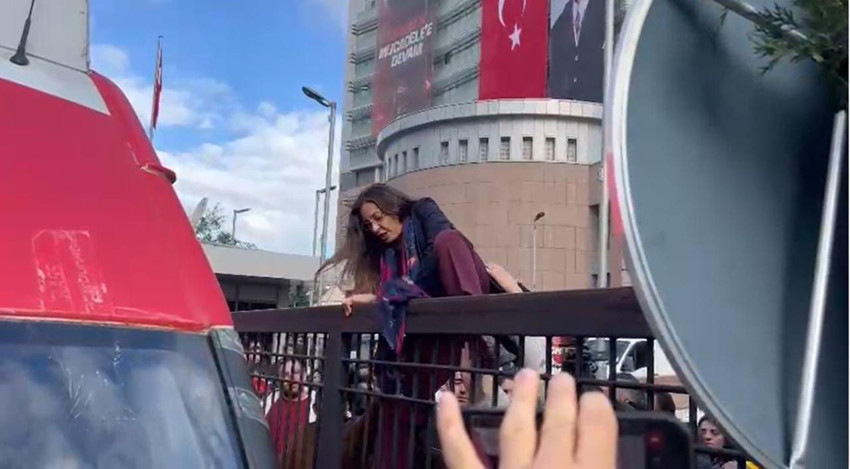CHP Genel Merkezi'nde tahliye gerilimi: Su şişeleri havada uçuştu! - Resim: 4