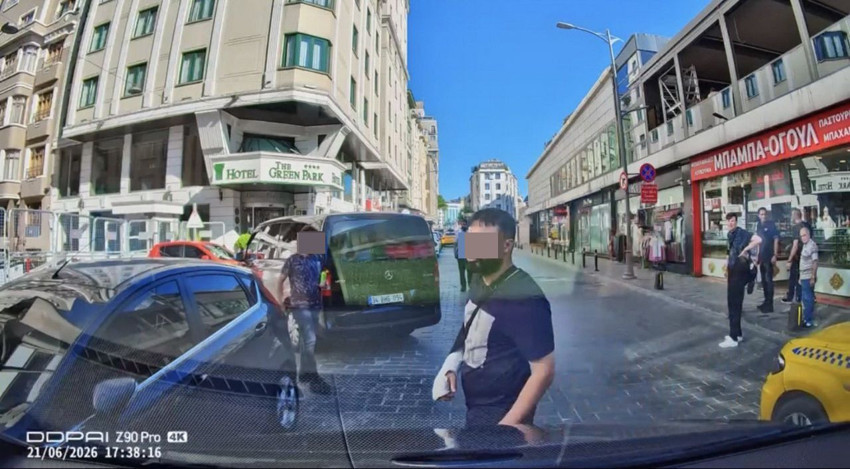 Beyoğlu'nda yol verme kavgası: Sürücüye ''boksörüm çeneni kırarım'' tehdidi kamerada - Resim: 2