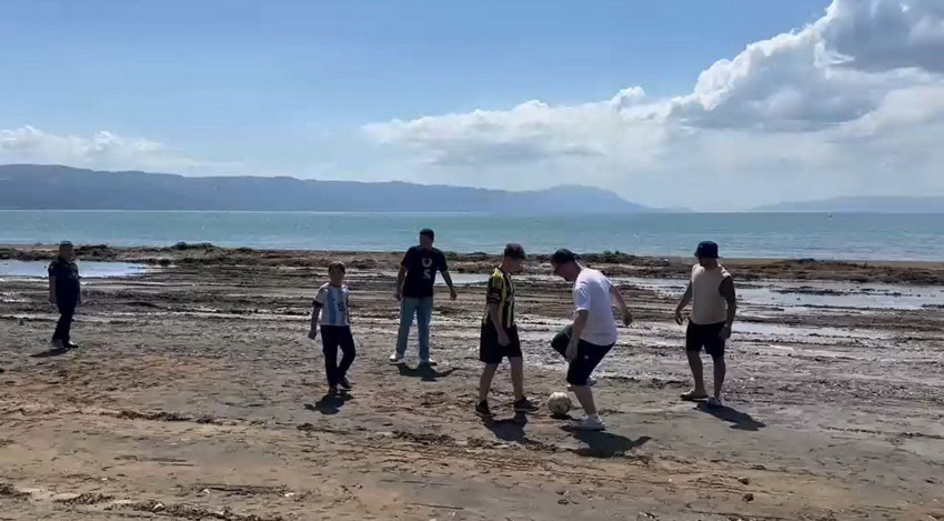 Sular çekildi, bir zamanların cennet gölü çocuklara futbol sahası oldu - Resim: 2