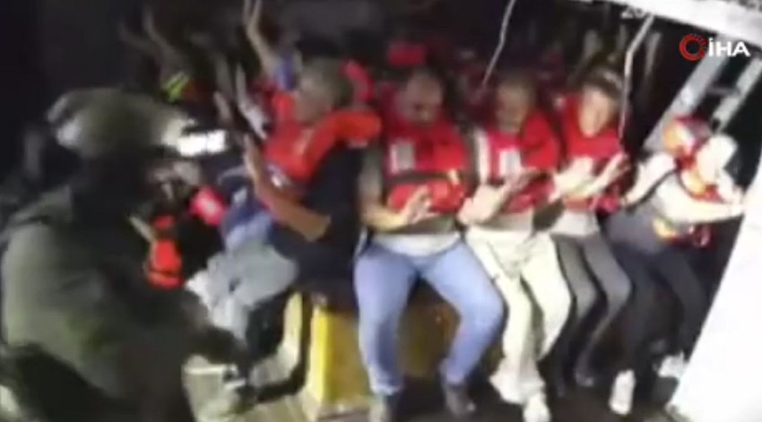 İsrail ordusu Gazze’ye yardım götüren gemiye saldırdı - Resim: 1